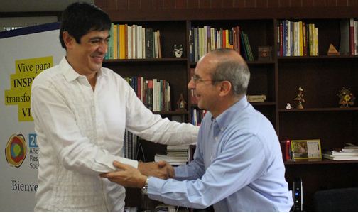 Contralor de Cali, Ricardo Rivera Ardíla y el Padre Luis Felipe Gómez Restrepo, Rector de la Universidad Javeriana 